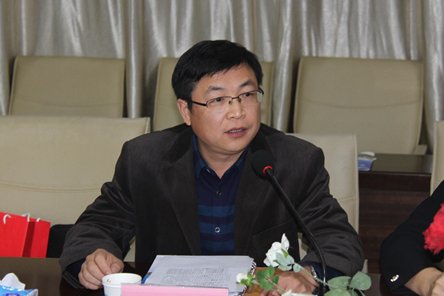 圖片包含 桌子(zǐ), 室內(nèi), 窗(chuāng)簾, 人(rén)

描述已自(zì)動生(shēng)成