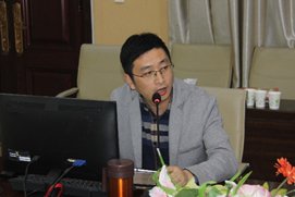 圖片包含 桌子(zǐ), 室內(nèi), 人(rén), 女(nǚ)人(rén)

描述已自(zì)動生(shēng)成