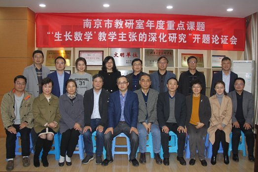 一(yī)群人(rén)站(zhàn)在一(yī)起合影(yǐng)

描述已自(zì)動生(shēng)成