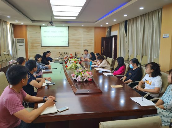 會(huì)議(yì)室裡(lǐ)的(de)人(rén)們

描述已自(zì)動生(shēng)成