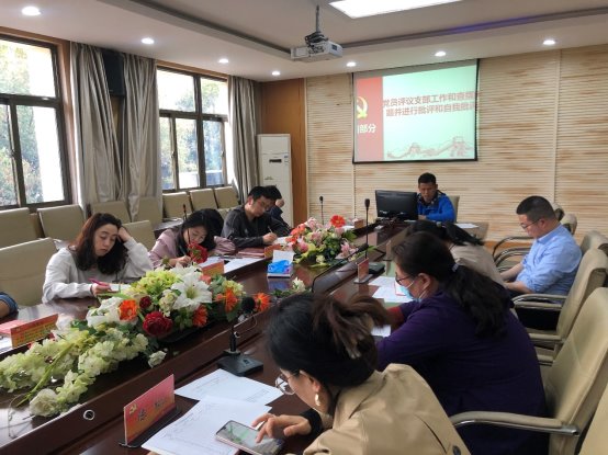 一(yī)群人(rén)在餐廳用(yòng)餐

描述已自(zì)動生(shēng)成