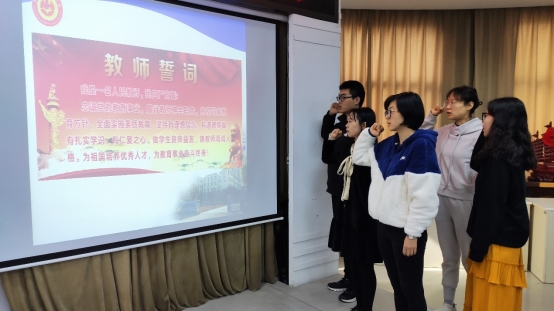 圖片包含 站(zhàn), 男(nán)人(rén), 對(duì)著(zhe), 年(nián)輕

描述已自(zì)動生(shēng)成