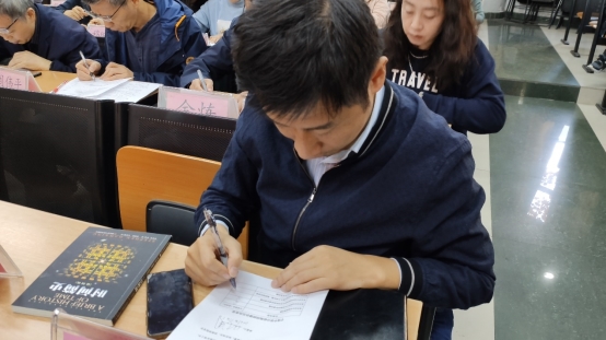 圖片包含 遊戲機(jī), 電(diàn)腦(nǎo), 桌子(zǐ)

描述已自(zì)動生(shēng)成