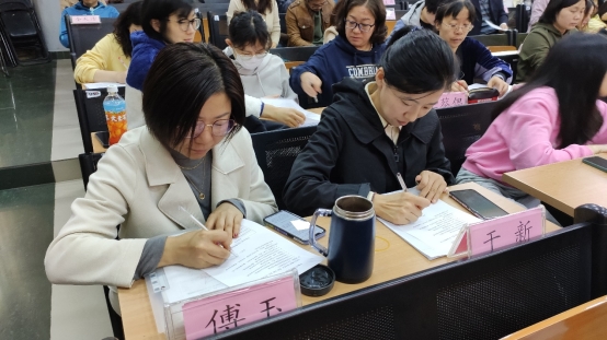 幾個(gè)人(rén)在桌子(zǐ)前

中度可(kě)信度描述已自(zì)動生(shēng)成