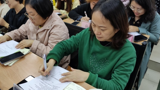 圖片包含 遊戲機(jī), 電(diàn)腦(nǎo), 桌子(zǐ)

描述已自(zì)動生(shēng)成