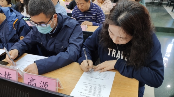 圖片包含 遊戲機(jī), 電(diàn)腦(nǎo), 圖書(shū)館, 房(fáng)間(jiān)

描述已自(zì)動生(shēng)成